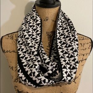 Michael Kors Black & white infinity scarf